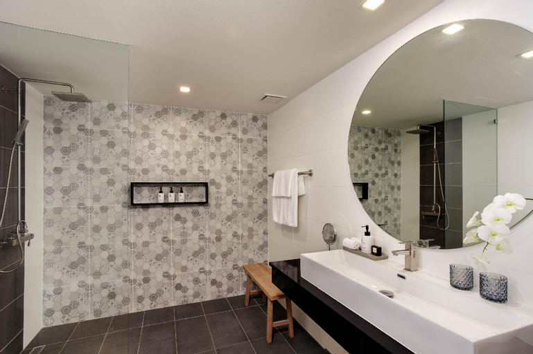 Bathroom 7