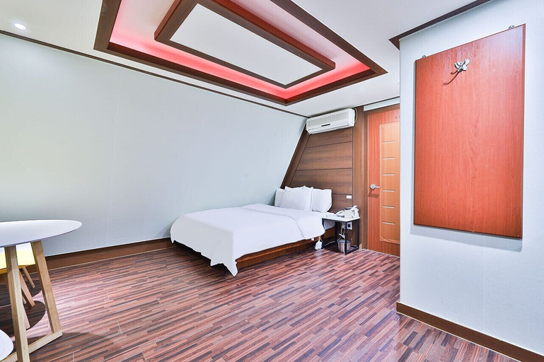 Bedroom 2, Picasso Motel, Jongno