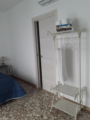 Others 5, Casa Mina affittacamere, Bari