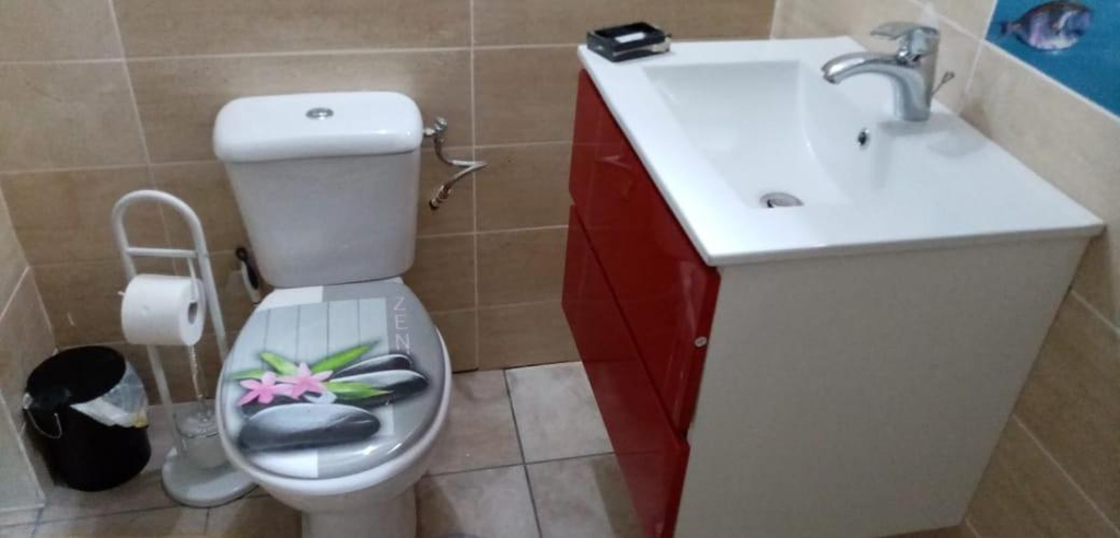 Bathroom 2, Ti kaz a Annick, Bouillante