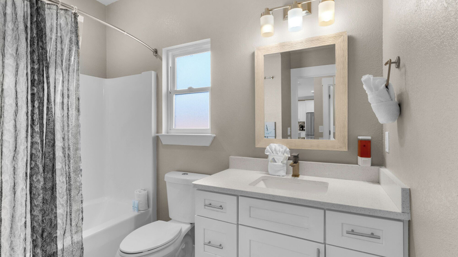 Bathroom 4, Cozy 4-br Beachside Escape, Bay