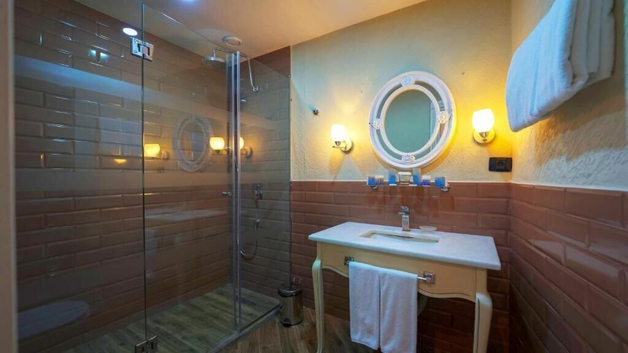 Bathroom 5, Sapphire Marine, Baku