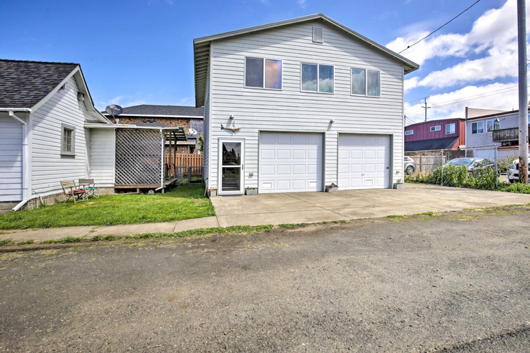 Exterior & Views 1, Waldport Townhome with Dog Run on Alsea Bay!, Lincoln