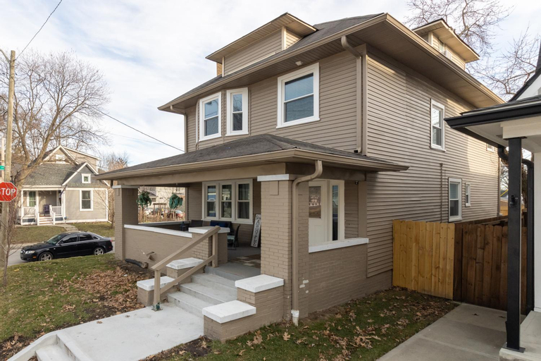 5 Bedroom 3200 Square Foot House for Downtown Travelers, Marion