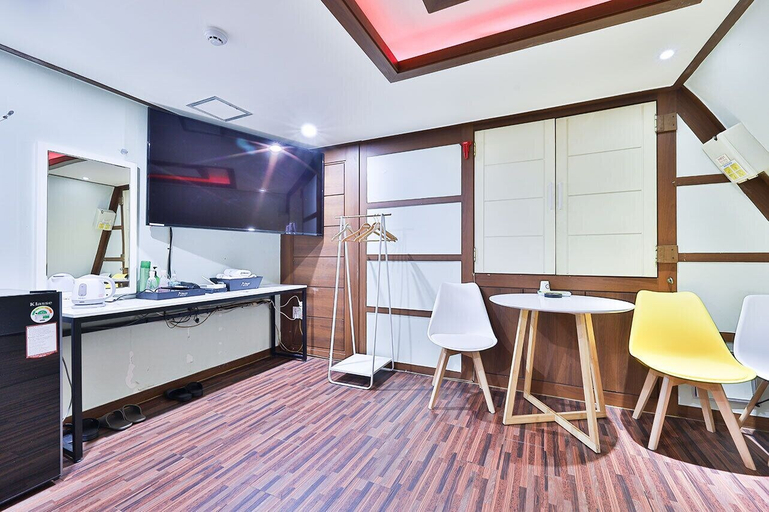Others 5, Picasso Motel, Jongno