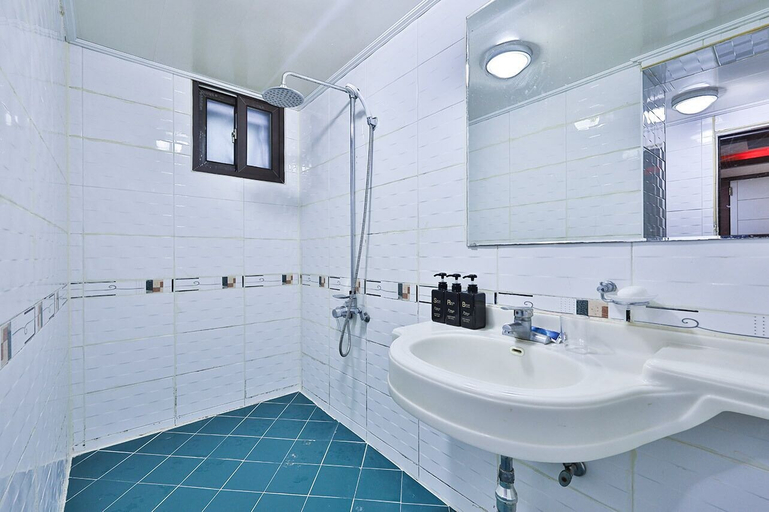 Bathroom 4, Picasso Motel, Jongno