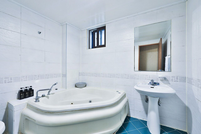 Bathroom 4, Picasso Motel, Jongno