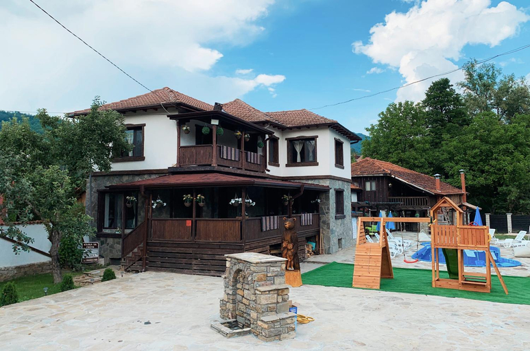 Others 5, Карамановите къщи, Apriltsi