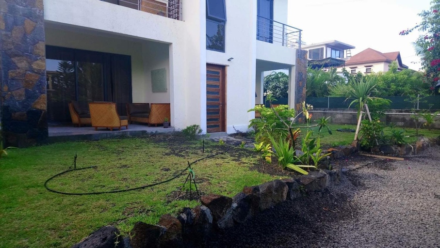 Others 2, Les Villas Thorel - Blue P, Black River