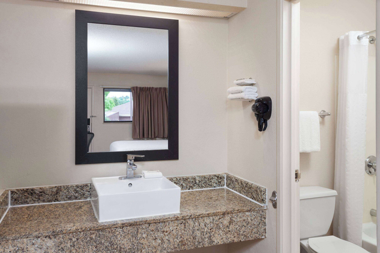 Bathroom 5, Travelodge by Wyndham Peoria, Peoria