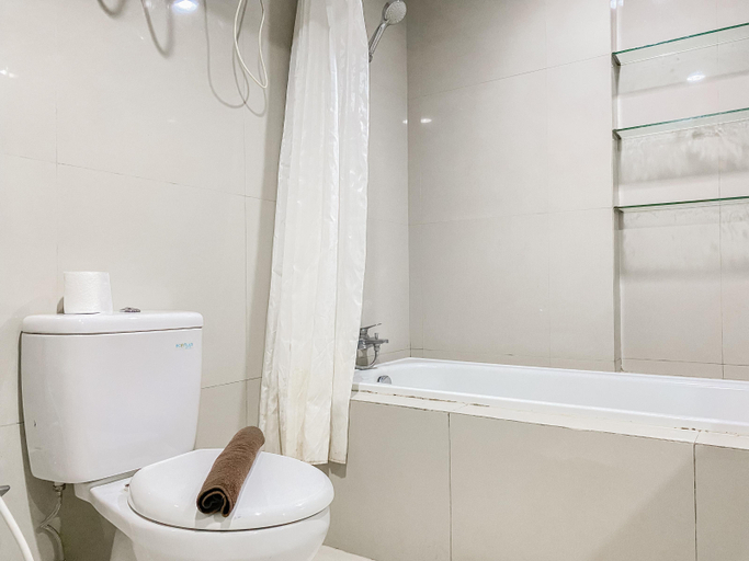 Bathroom 5, Simply Look Apartment Studio at Azalea Suites By Travelio, Cikarang