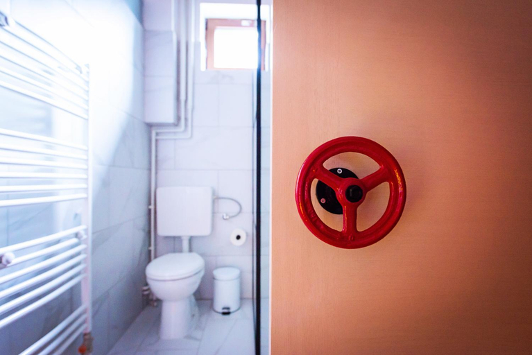 Bathroom 3, PB Urban Garden Stay with secured Parking, Sremska Mitrovica