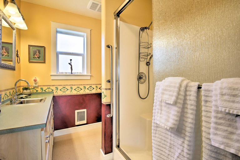 Bedroom 3, Waldport Townhome with Dog Run on Alsea Bay!, Lincoln