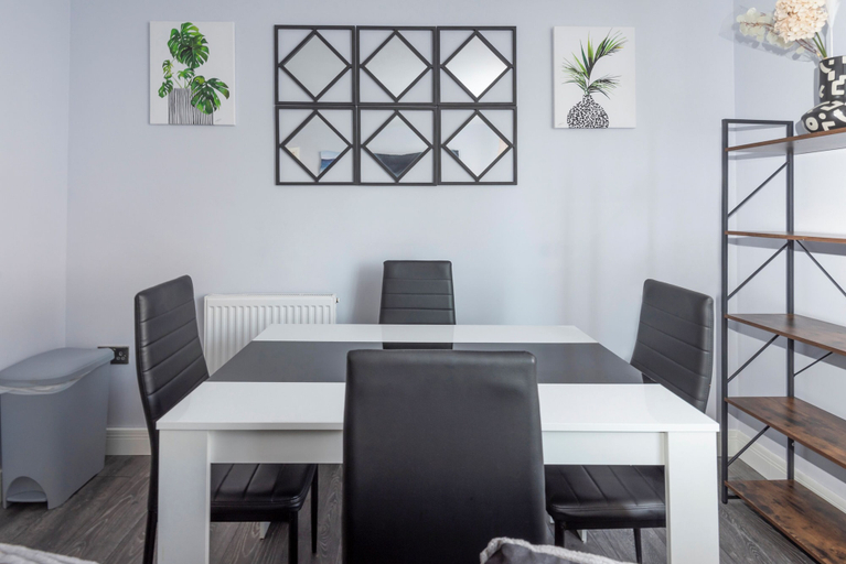 Others 5, Stylish Elegant New Flat 5 Min from Crossrail, London