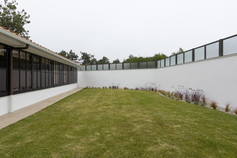 4 bedroom Luxury Villa - riverside & beachside, Esposende
