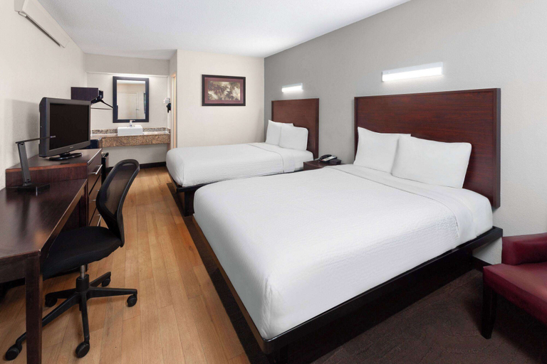 Bedroom 3, Travelodge by Wyndham Peoria, Peoria