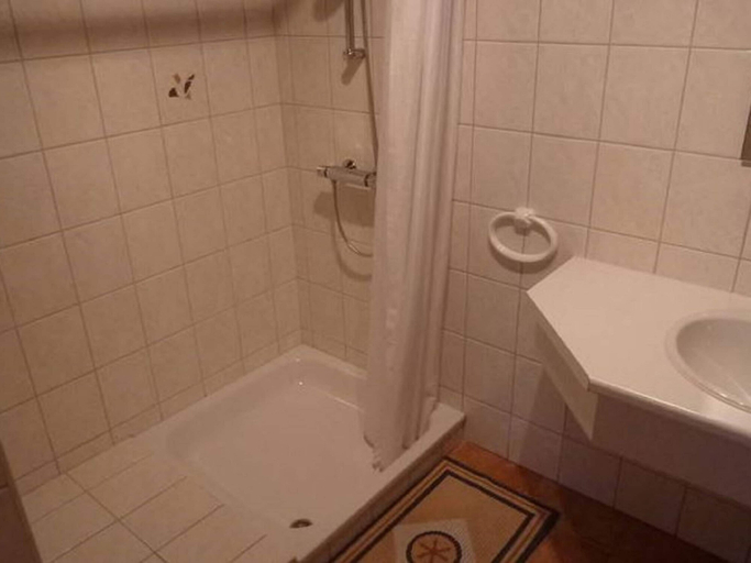 Bathroom 3, Spacious Baugnez Cottage, Liège