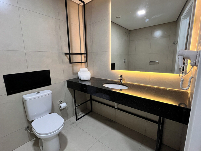 Bathroom 4, Ramada Encore Ponta Grossa, Ponta Grossa