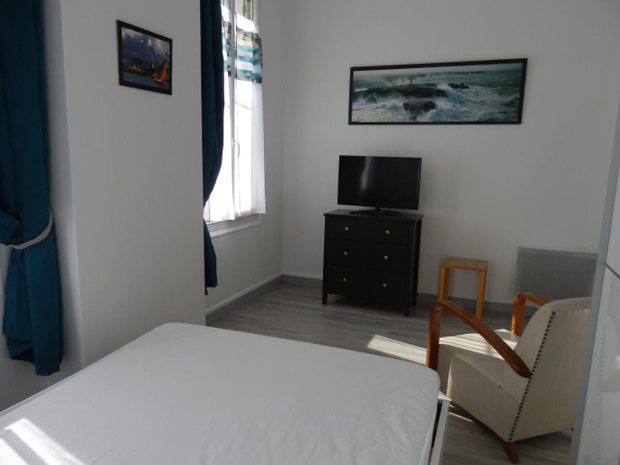 Bedroom 3, Appartement T2 ou T1 cote cour/jardin avec garage, Charente-Maritime