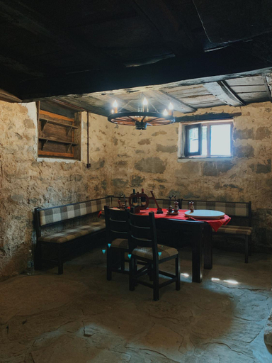 Food & Drinks, Карамановите къщи, Apriltsi