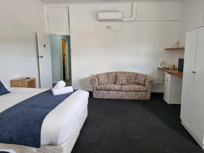 Bedroom 3, Parkes Hotel, Parkes