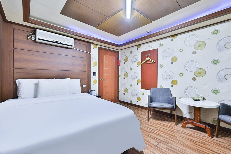 Bedroom 3, Picasso Motel, Jongno