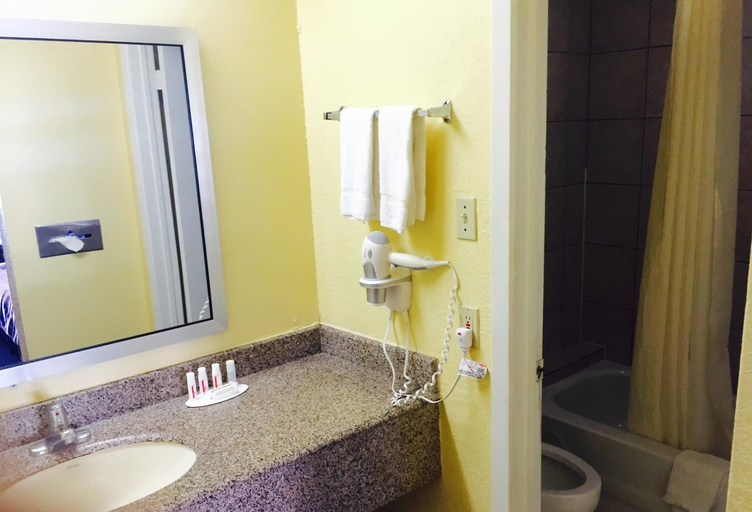 Bathroom 4, Travelodge by Wyndham New Braunfels, Comal