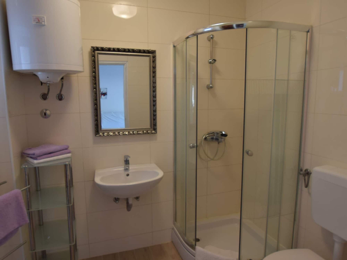 Bathroom 5, Spacious Apartment With Terrace, Near the Beach, Pag