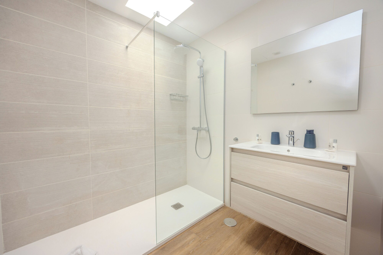 Bathroom 3, Serena Holiday Homes by LIVVO, Las Palmas