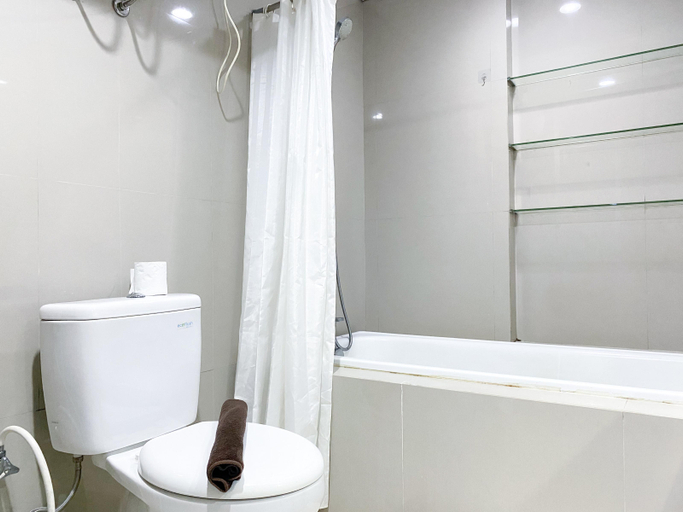 Bathroom 5, Spacious and Comfort Studio Apartment at Azalea Suites By Travelio, Cikarang