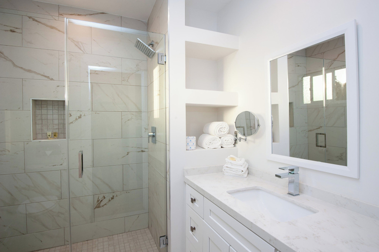 Bathroom 5, Studio City Court Yard Hotel, Los Angeles
