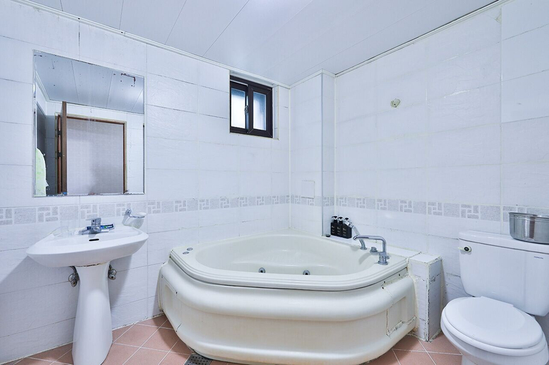 Bathroom 4, Picasso Motel, Jongno