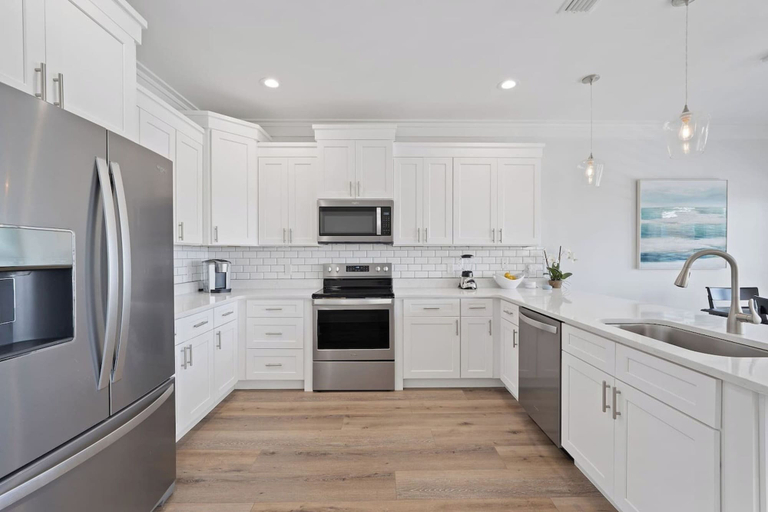 Others 5, Modern House with Pool Access, Bay