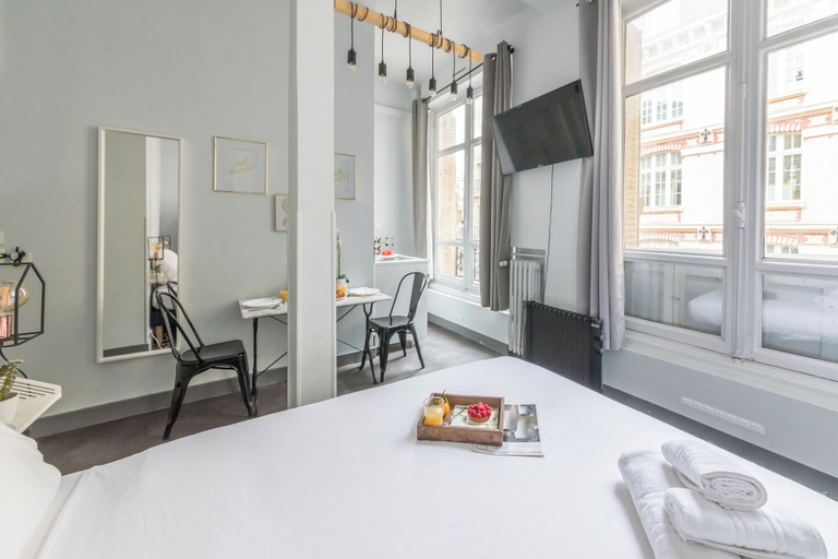 Bedroom 2, WS Louvre - Etienne Marcel, Paris