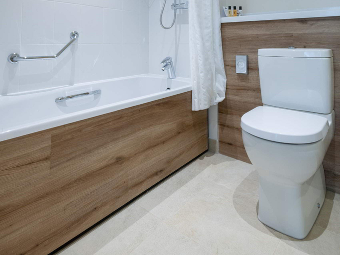 Bathroom 4, De Vere Cotswold Water Park, Gloucestershire