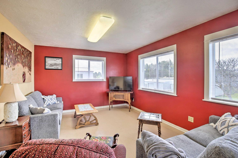 Others 5, Waldport Townhome with Dog Run on Alsea Bay!, Lincoln