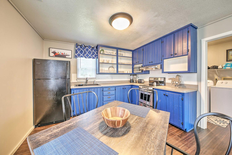 Cozy Cottage Less Than 2 Mi to Cape Hatteras Natl Shore!, Dare