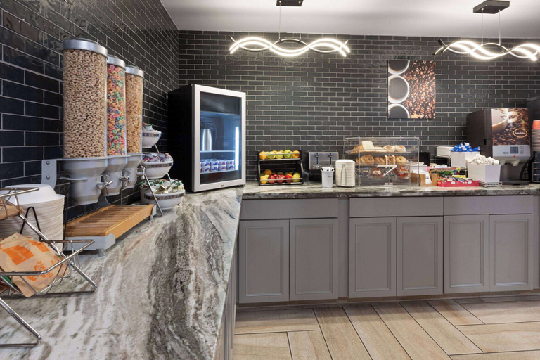 Food & Drinks 5, La Quinta Inn by Wyndham Sheboygan, Sheboygan