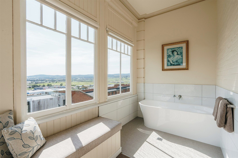 Bathroom 5, Waratah on York, Launceston - Pt B