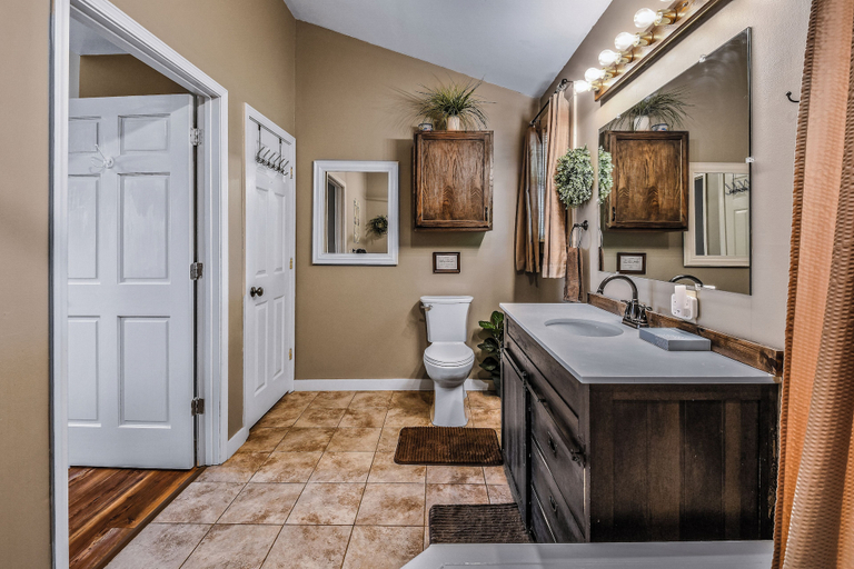 Bathroom, Roundtop Mountain Ridge, Sevier