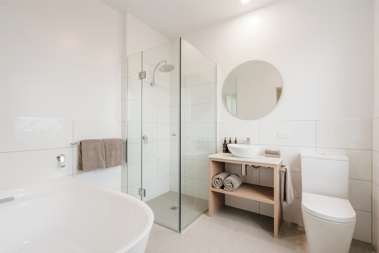 Bathroom 5, Waratah on York, Launceston - Pt B