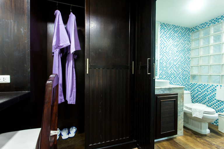 Bathroom 19