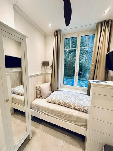 Bedroom 4, Boutique Hotel Niesenblick Self Check In, Thun
