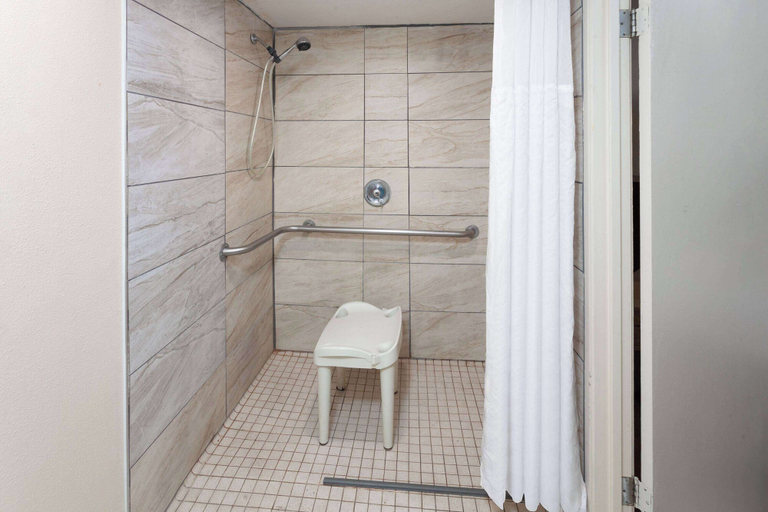 Bathroom 5, Travelodge by Wyndham Peoria, Peoria