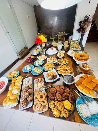 Food & Drinks 4, Lara's Home Suites, Capitólio