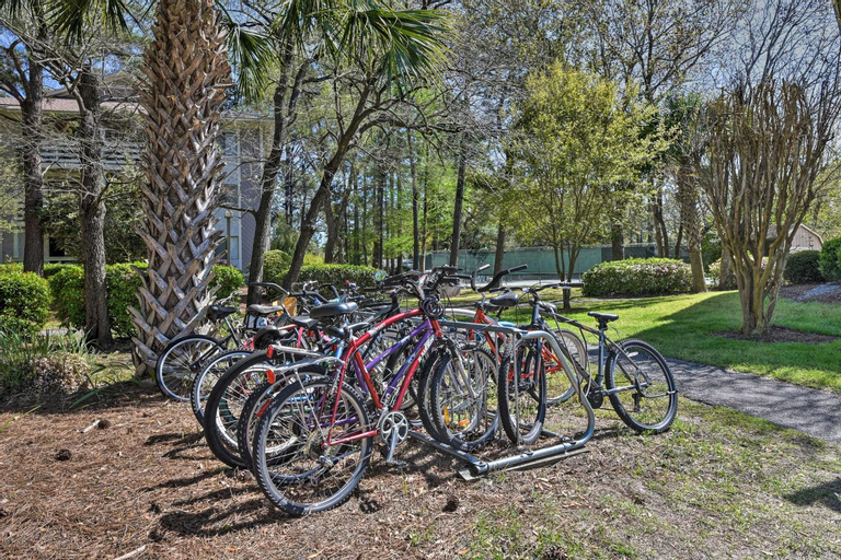 Hilton Head Condo Beach Supplies, Walk to Shore!, Beaufort