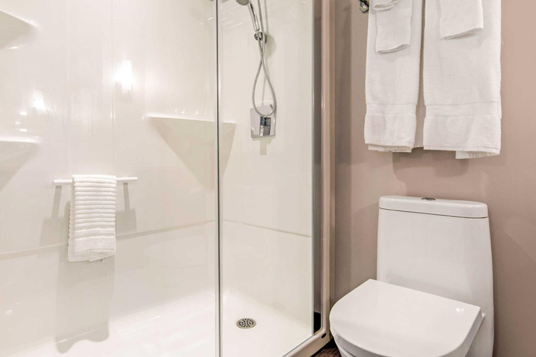 Bathroom 2, Comfort Inn & Suites, La Rivière-du-Nord