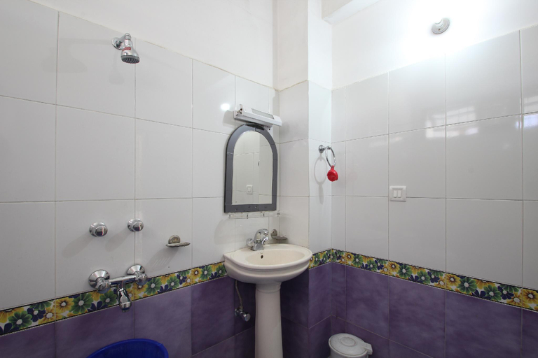 Bathroom 3, Hotel Lake Inn - A Luxury Lake View Hotel, Nainital