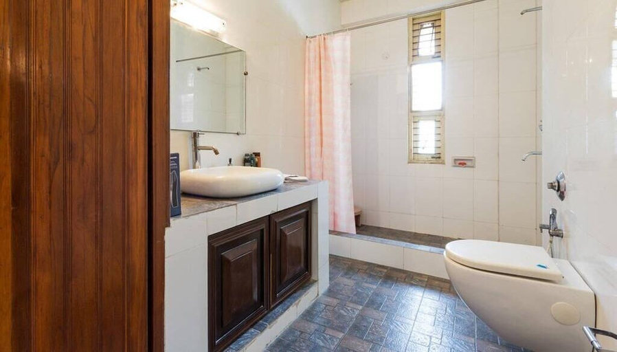 Bathroom, Hotel Malhar Haveli, Gautam Buddha Nagar