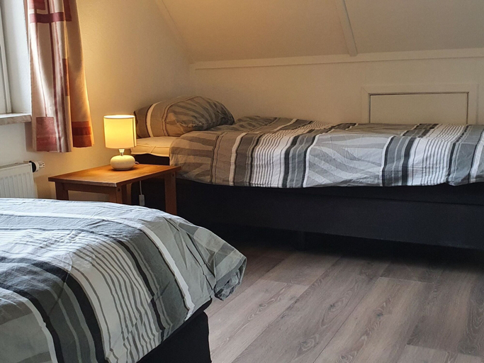 Room 5, Nice Holiday Home with Sauna & Hot Tub near Wadden Sea, Franekeradeel